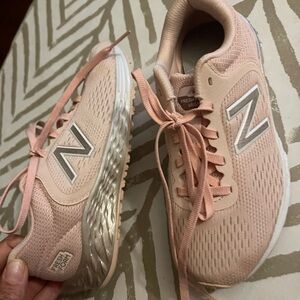 Never worn Size 13 pink new balance kids( girls)